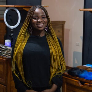 instructora del curso con trenzas amarillas